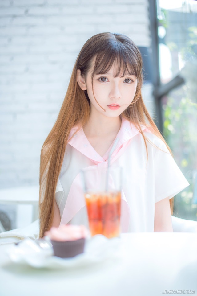 刘璋也跟着从里面出来，闻言脸色不禁一黑，任谁被以前的手下指着鼻子骂心里面也不会好受，当下皱眉怒道：“叛主之贼，我自问待你不薄，就算政略有误，如今益州已破，你为何还要纠缠不休？”